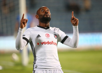 Vagner Love desembarca no Recife para realizar exames e jogar no Sport