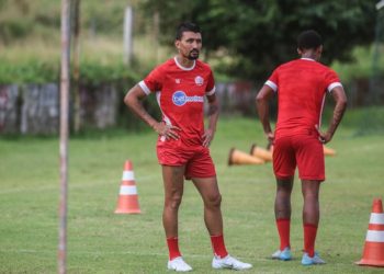 Kieza treina com o grupo e aumenta chance de retorno