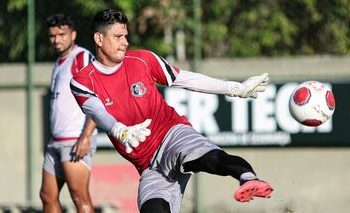 Goleiros têm sofrido com desconfiança do torcedor do Santa Cruz