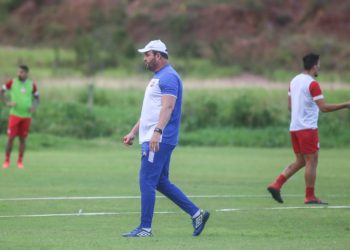 Roberto Fernandes destaca importância de partida contra a Chape: “Jogo de seis pontos”