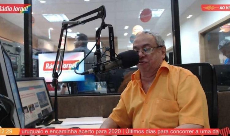 Morre locutor Roberto Queiroz, conhecido como Garganta de Aço