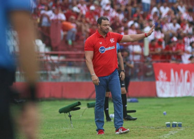 “Não adianta plantar manga e querer colher graviola”, diz Roberto Fernandes