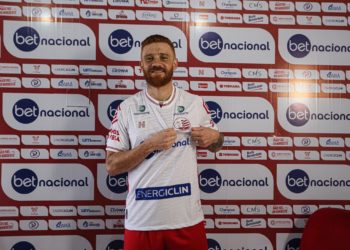 De roupa nova, Souza é apresentado pelo Náutico