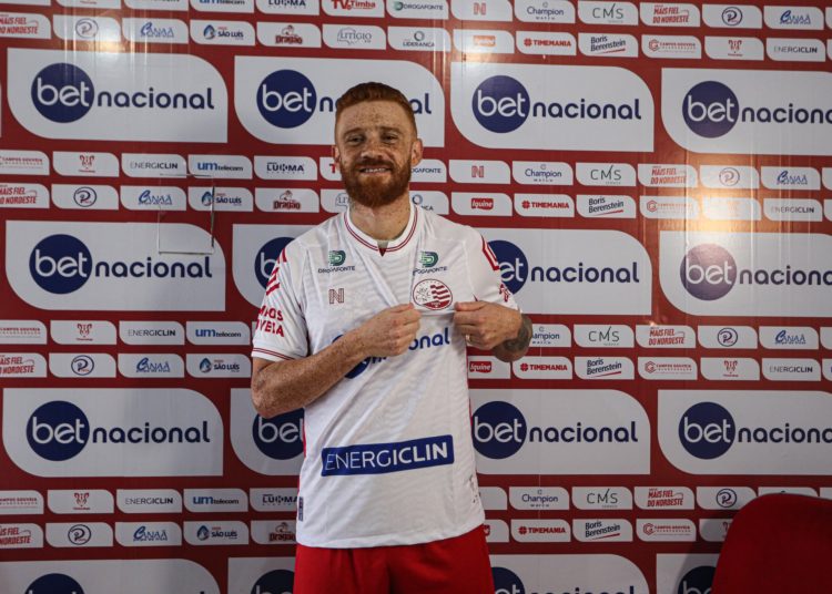 De roupa nova, Souza é apresentado pelo Náutico