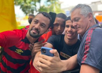 Sport recebe apoio da torcida em embarque para jogo contra o Operário