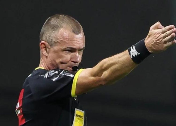 Conhecido por polêmicas, Vuaden será o árbitro de Retrô x Santa Cruz