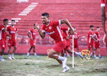 Entre desfalques e caras novas, Náutico viaja para encarar o Bahia; veja provável escalação