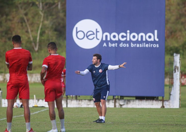 Elano chega ao Náutico cobrando mudança de postura: “Temos que competir mais”
