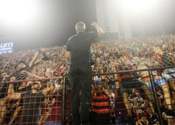 Lisca doido! Técnico do Sport comemora vitória com torcida no alambrado