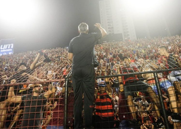 Lisca doido! Técnico do Sport comemora vitória com torcida no alambrado