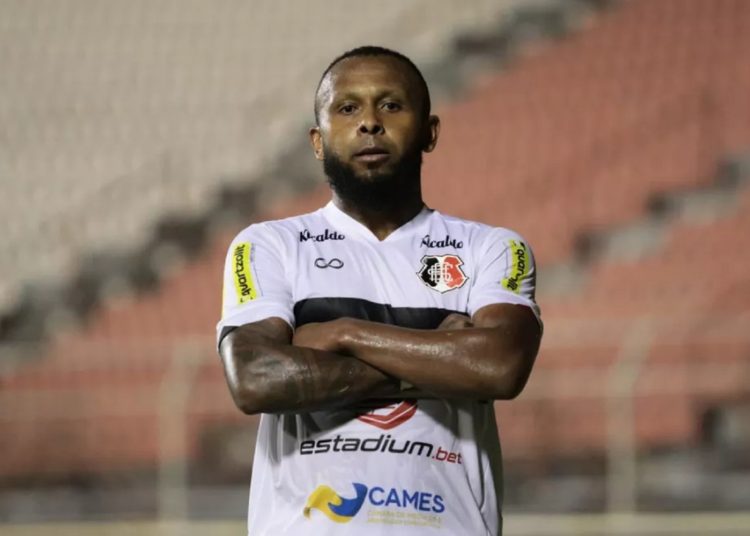 Tbt coral: Chiquinho é apresentado oficialmente pelo Santa Cruz