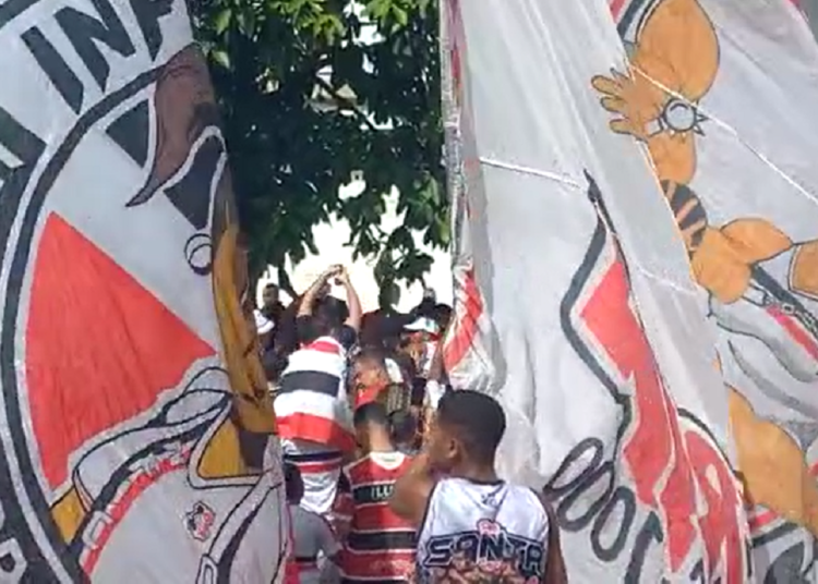 Santa Cruz é recebido com festa da torcida antes de confronto diante do Retrô