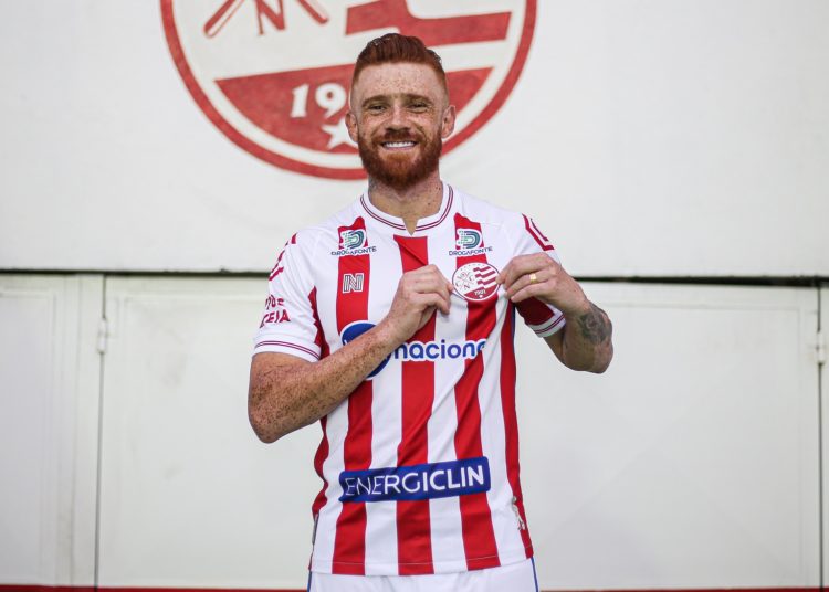 Náutico anuncia a contratação de Souza com música de Ferrugem