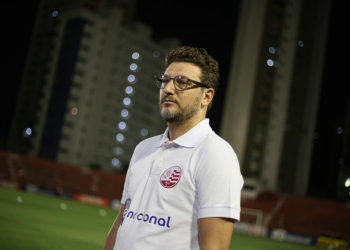 Elano consegue primeira vitória a frente do Náutico e fala sobre esquema com três zagueiros