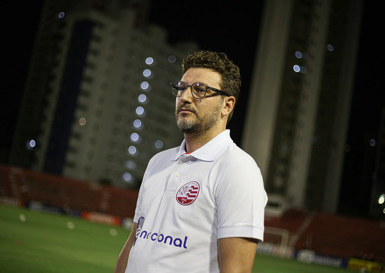 Elano consegue primeira vitória a frente do Náutico e fala sobre esquema com três zagueiros