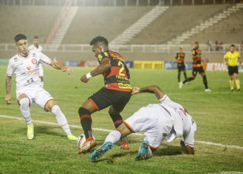 Treinador do Sport critica gramado do estádio em Muriaé