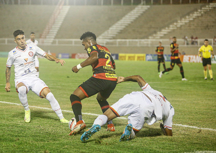 Treinador do Sport critica gramado do estádio em Muriaé