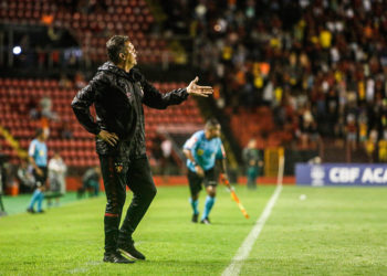 Claudinei sai em defesa de Naressi; veja o que o técnico do Sport disse