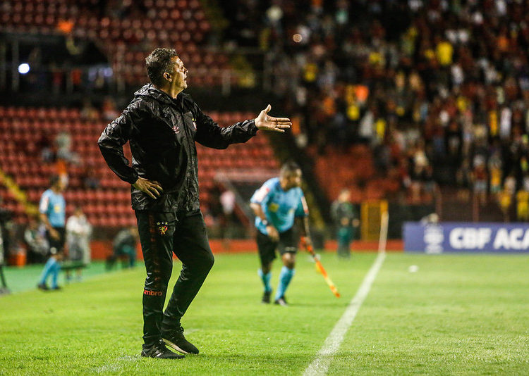 Claudinei sai em defesa de Naressi; veja o que o técnico do Sport disse