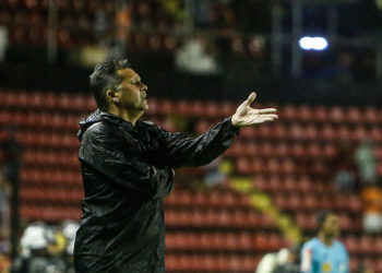 Claudinei fala sobre vitória do Sport e lamenta pressão sofrida após expulsão