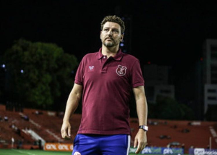 Elano: “Faz parte do futebol. Jean é meu jogador, falei e cobrei porque era um contra-ataque”