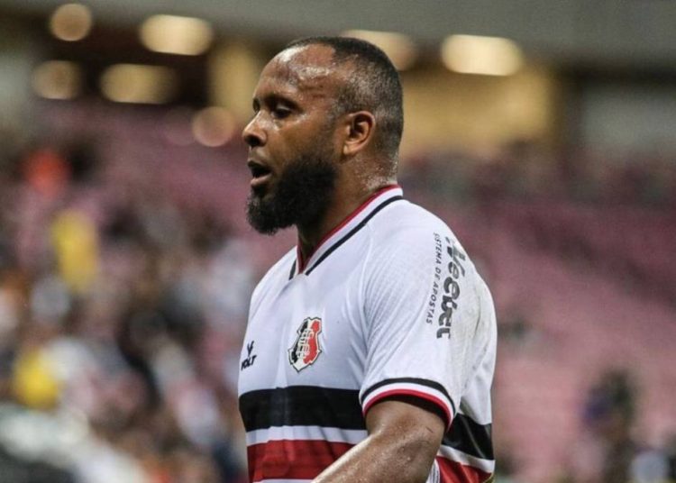 Chiquinho pode estar próximo de titularidade no Santa Cruz