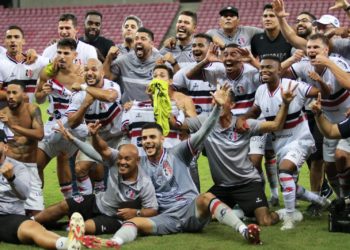 Explosão Tricolor; Veja a festa da torcida e jogadores pela classificação sobre o Retrô