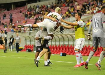 Valeu a camisa! Santa Cruz elimina Retrô e segue vivo na Série D