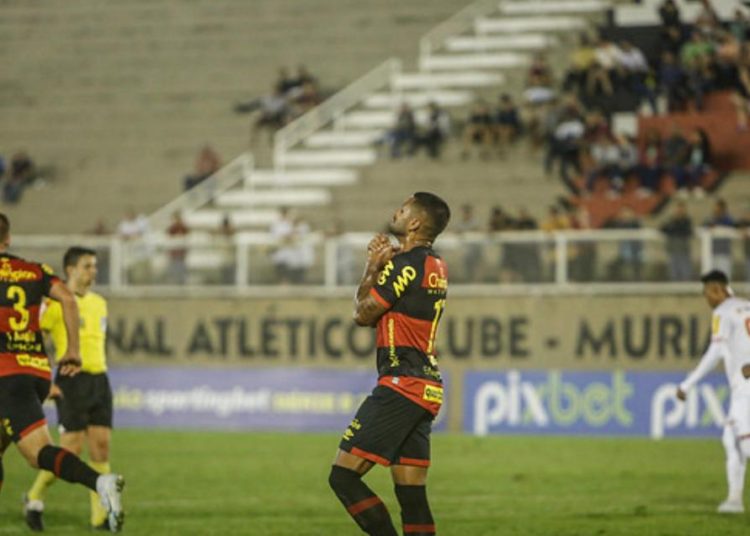 Sport leva gol do meio de campo, perde do Tombense e não se aproxima do G4