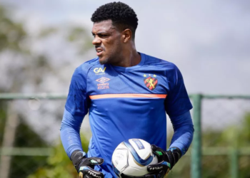 Goleiro falhou? Veja o que disse o técnico do Sport sobre gol sofrido do meio de campo