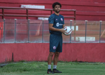 Victor Ferraz fala sobre papel de liderança no Náutico e lamenta desfalques: “Isso complica muito”