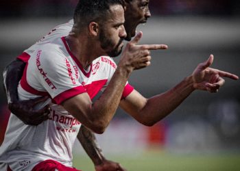 Com a pontaria ruim, Sport perde do CRB e desperdiça chance de colar no Vasco