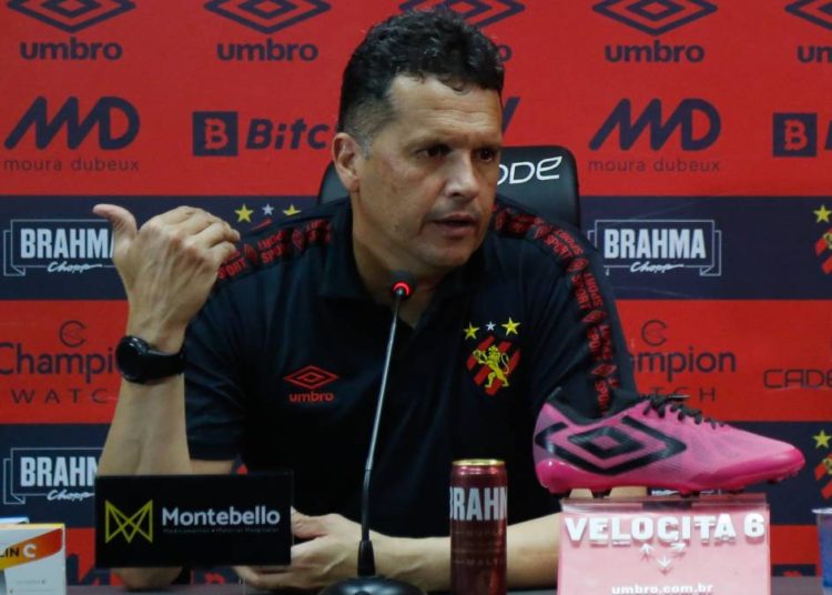 “Pode me acusar de tudo desde que cheguei ao Sport, menos de não ser ofensivo”, diz Claudinei Oliveira