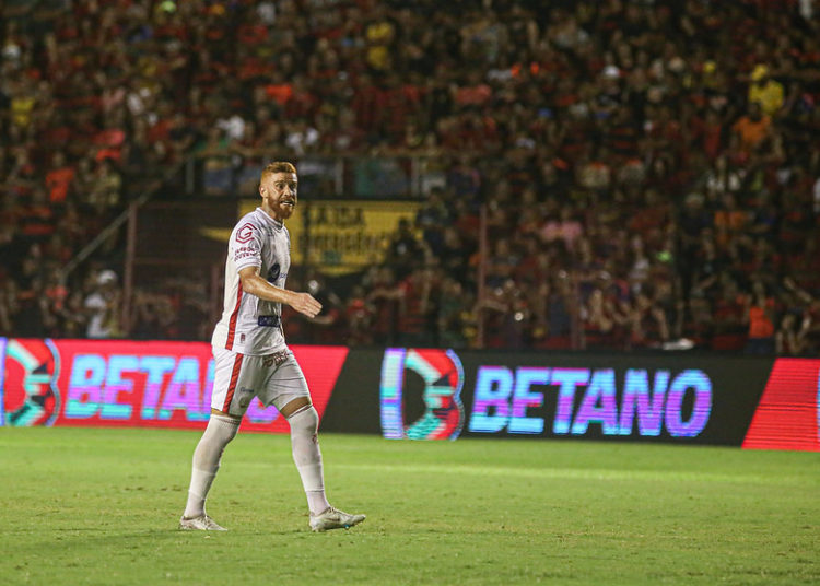 Souza afirma não ter problemas em seguir no Náutico em possível queda