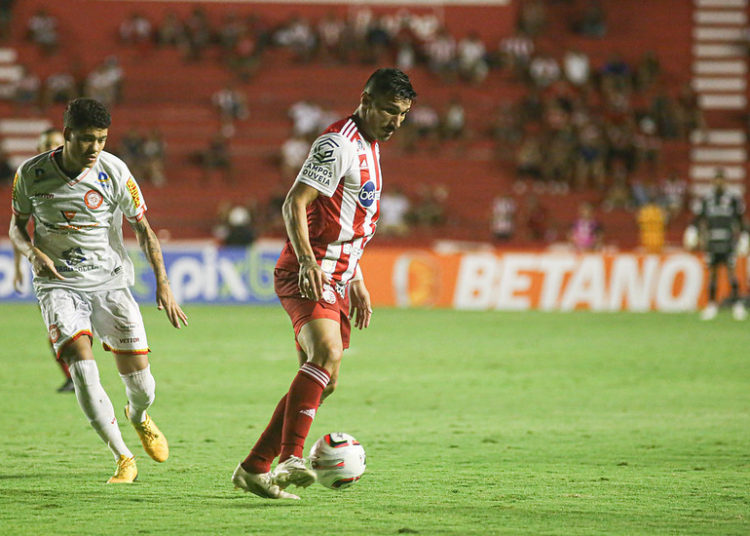 Richard Franco discute com torcedores e atira copo após vitória do Náutico contra o Tombense