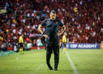 Claudinei Oliveira fica na bronca com decisão da arbitragem de encerrar o jogo entre Sport x Vasco: “O crime compensa”