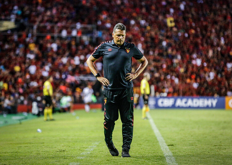 Claudinei Oliveira fica na bronca com decisão da arbitragem de encerrar o jogo entre Sport x Vasco: “O crime compensa”