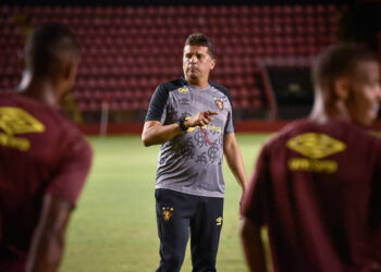 Claudinei Oliveira revela desejo de permanecer no Sport em 2023