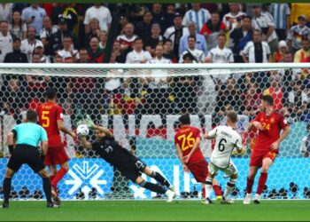 Alemanha arranca empate com a Espanha e segue com chance