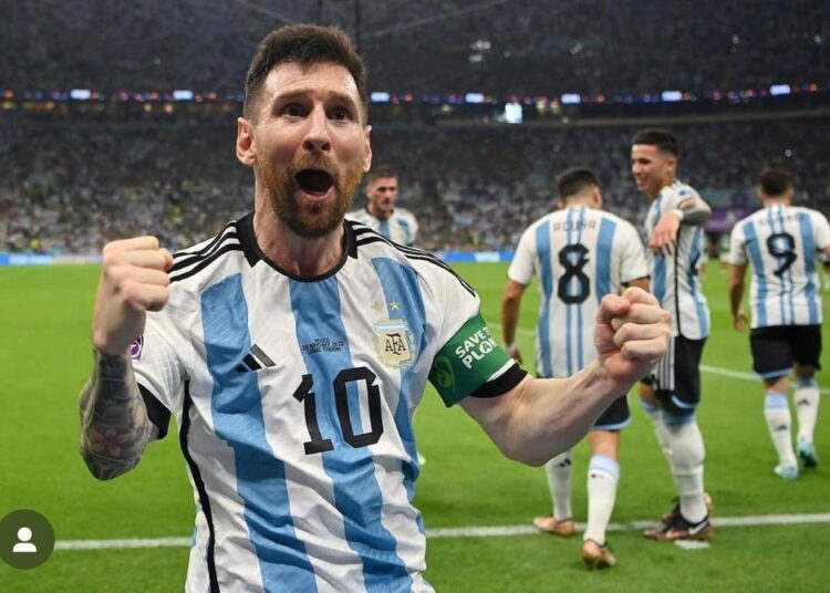 Messi invoca Maradona e deixa Argentina viva na Copa