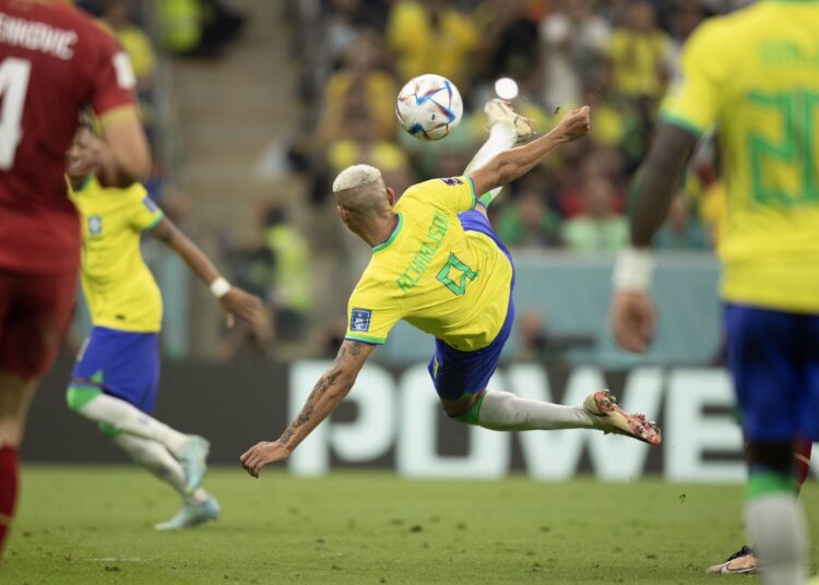 Com dois gols de Richarlison, Brasil larga com vitória sobre a Sérvia