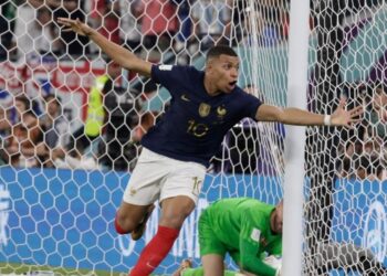Mbappé decide com dois gols e França derrota a Dinamarca