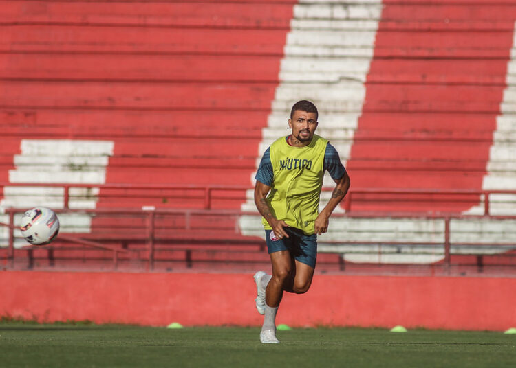 Náutico oficializa saída do atacante Kieza