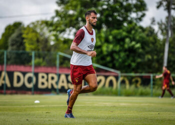 Rafael Thyere elogia nova parceria com Enderson Moreira no Sport