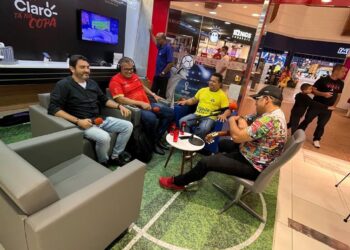 Torcida Hits na Copa reuniu Kuki e Almir Rouche na loja da Claro do Riomar