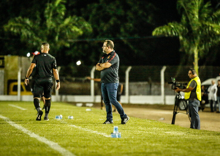 “Não estamos felizes, é um processo de evolução” diz Enderson Moreira após estreia do Sport no Pernambucano