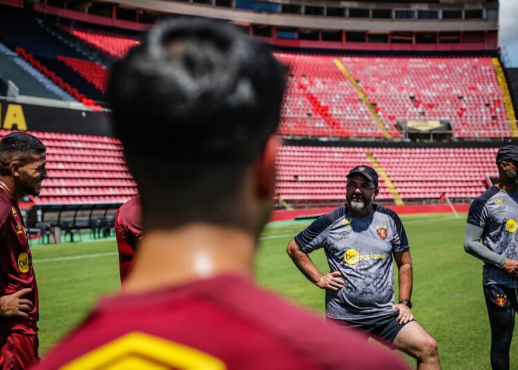 Enderson Moreira descarta utilizar uma formação reserva do Sport contra o Salgueiro