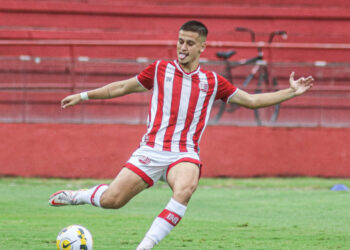 Náutico oficializa empréstimo de Gustavo Café, lateral da base, para o Cuiabá