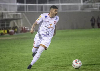 Náutico oficializa contratação do lateral Diego Ferreira