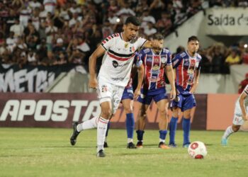 Santa Cruz sofre, mas consegue empate no final com Afogados